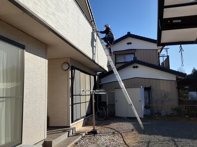 梯子でバルコニーに登ります